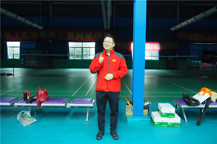 东辰集团2019年员工羽毛球比赛总经理赵贤政为参赛选手加油鼓劲
