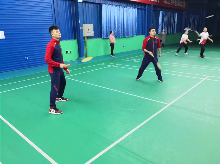 东辰集团2019年员工羽毛球比赛队员们奋力拼搏