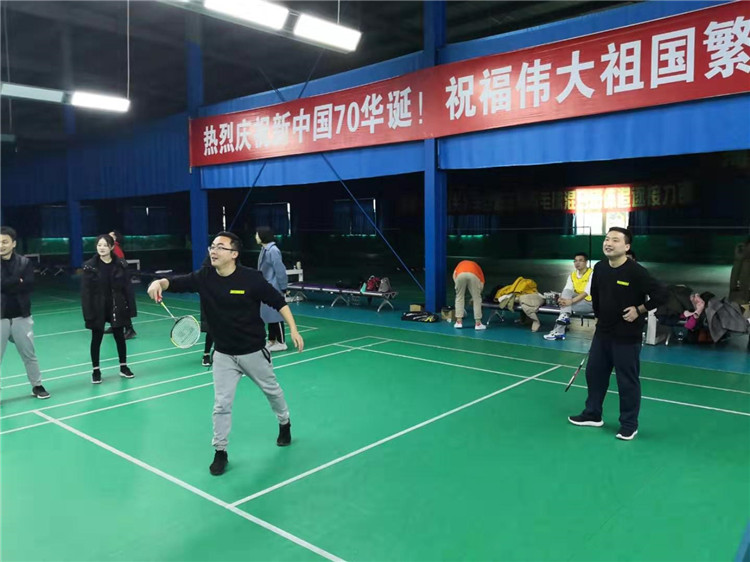东辰集团2019年员工羽毛球比赛队员们奋力拼搏
